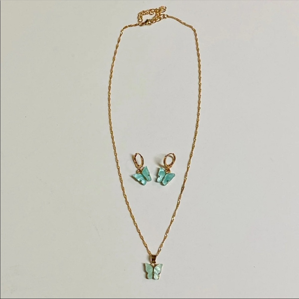 🔥3/$25🔥3 Piece Butterfly Charm Necklace Set - Picture 2 of 6